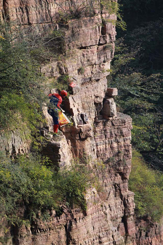 Illustration for article titled Why These Chinese Sanitation Workers Dress Like Spider-Man